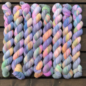 Коллекция из двенадцати пасм пряжи Alpaca Linen в ярких радужных цветах - розовых, фиолетовых, голубых, оранжевых, желтых и зеленых оттенках с красивым меланжем